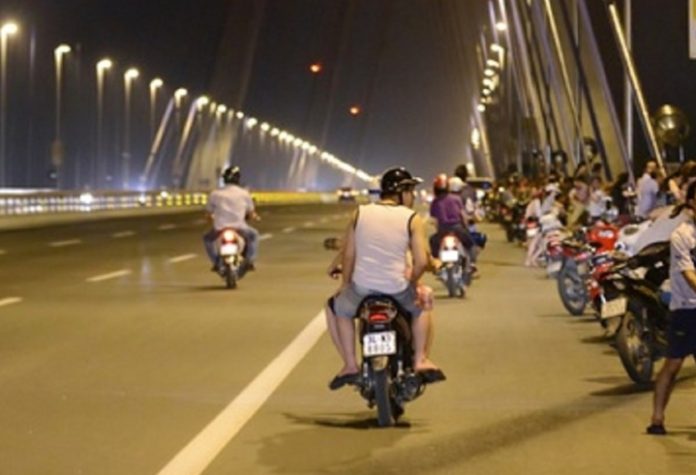 do xe hong gio tren cau